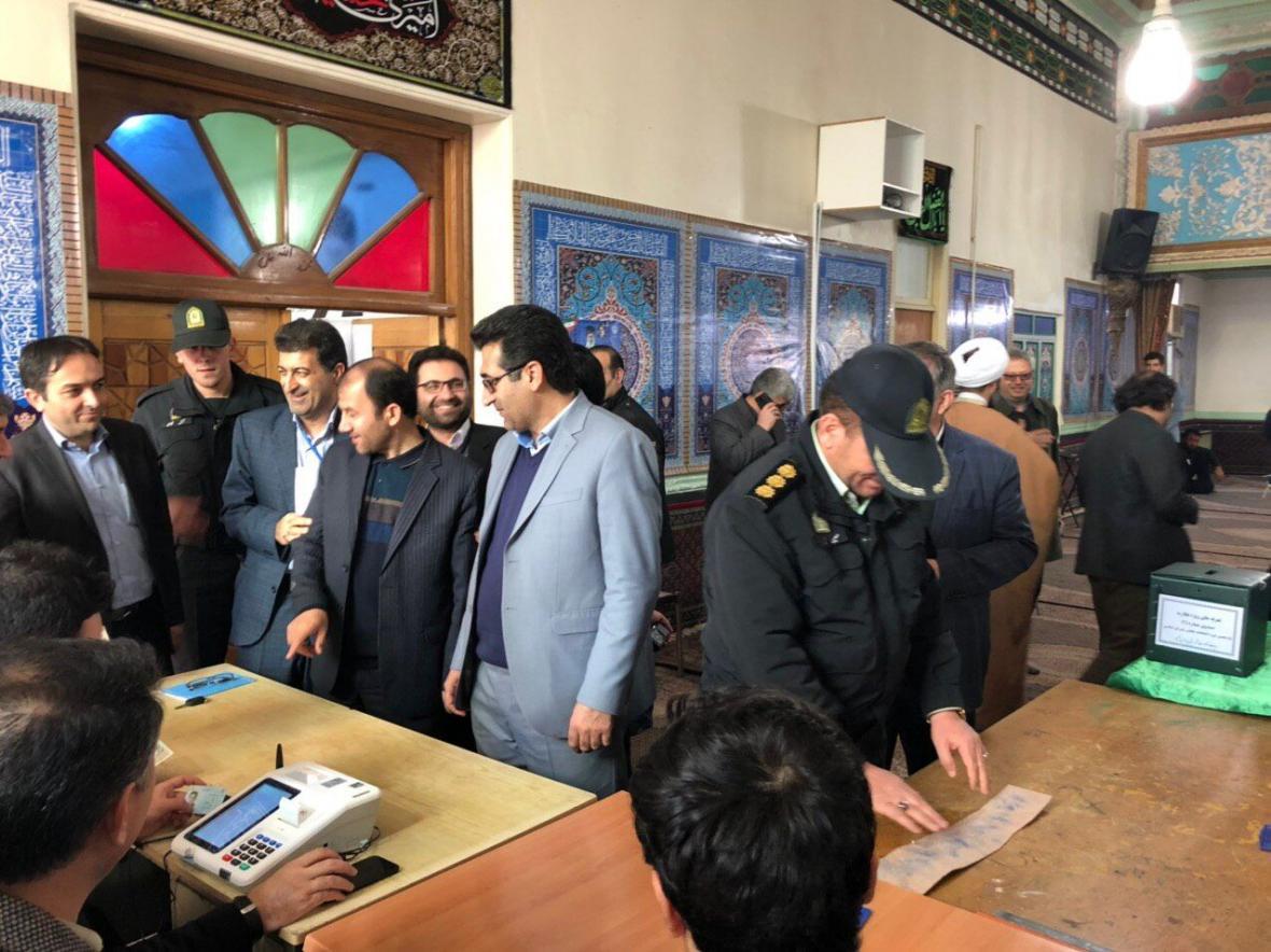 خبرنگاران فرماندار: رای گیری در پارس آباد با آرامش در حال برگزاری است